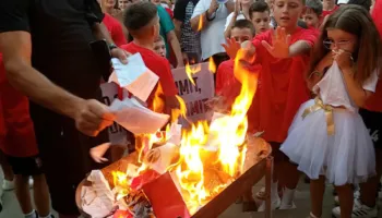 Revoltë në bastionin socialist, Poliçani djeg teserat e PS-së: Harram i paçi votat