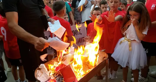 Revoltë në bastionin socialist, Poliçani djeg teserat e PS-së: Harram i paçi votat