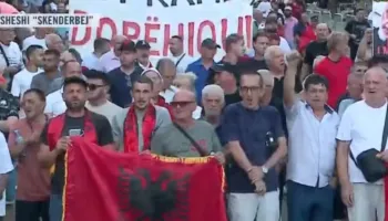 Revolucioni Flamingo në ditën e 57 / Nis marshimi drejt Kryeministrisë, qytetarët kërkojnë dorëheqjen e Ramës