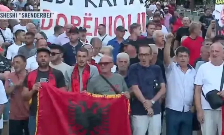 Revolucioni Flamingo në ditën e 57 / Nis marshimi drejt Kryeministrisë, qytetarët kërkojnë dorëheqjen e Ramës