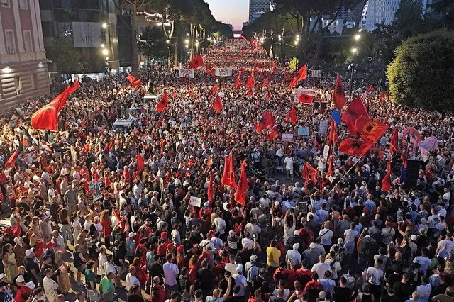 “Revolucioni i Flamingo-ve” nuk tërhiqet”/ Televizioni publik austriak jehonë protestave në vendin tonë: Rama…