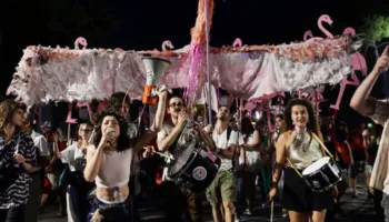“Revolucioni i flamingove”, analiza e “The Guardian”: Protestat sfidojnë qeverinë Rama, shqiptarët po kërkojnë diçka më të mirë