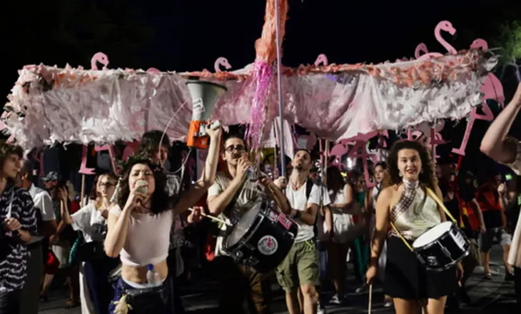 “Revolucioni i flamingove”, analiza e “The Guardian”: Protestat sfidojnë qeverinë Rama, shqiptarët po kërkojnë diçka më të mirë