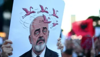 ‘Revolucioni i flamingove merr hov’, BBC jehonë protestave masive në Tiranë: Shqiptarët kërkojnë dorëheqjen e Edi Ramës