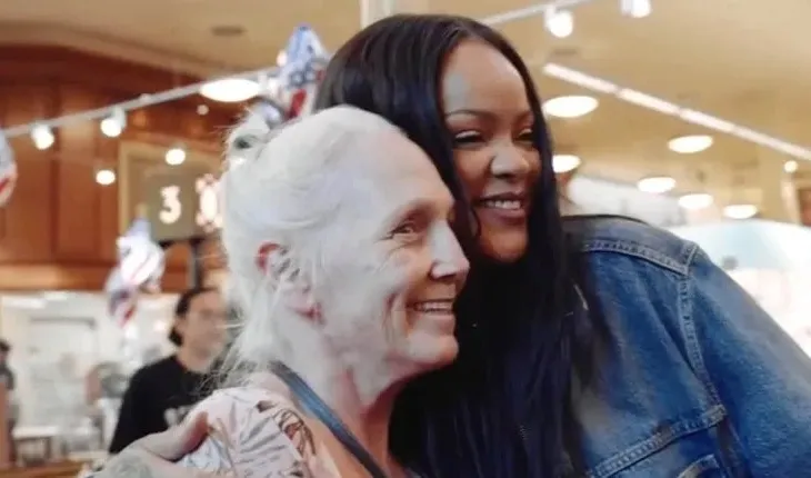 Rihanna prek zemrat me mesazhin për një grua me kancer: “Mos kërko kurrë falje për pamjen tënde”