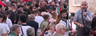“Rinia historike na hapi sytë”/ Revolta e protestuesit: Rama i paskrupullt i korruptuar, një shishe verë e këtij…