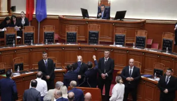 Rinis seanca, deputetët e opozitës nuk largohen nga foltorja! Peleshi: S’ka shans t’i impononi Kuvendit rendin e ditës