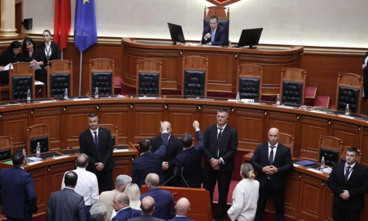 Rinis seanca, deputetët e opozitës nuk largohen nga foltorja! Peleshi: S’ka shans t’i impononi Kuvendit rendin e ditës