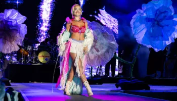 Rita Ora emocionon mijëra fansa në Vjenë, shpërthen në lot kur flet për Kosovën