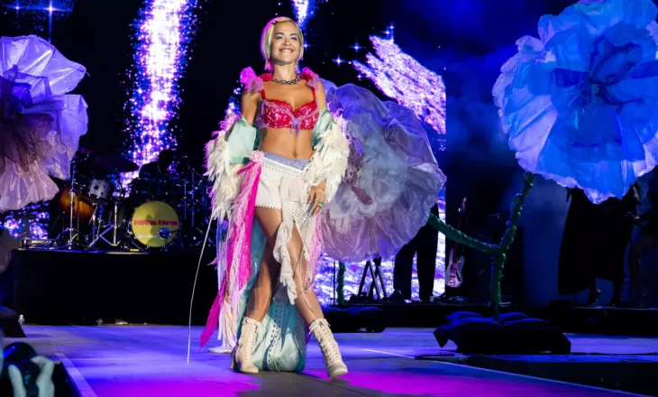 Rita Ora emocionon mijëra fansa në Vjenë, shpërthen në lot kur flet për Kosovën