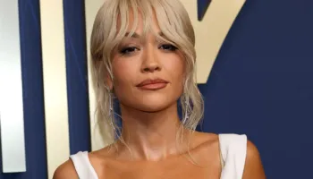 Rita Ora: “Jam krenare që jam emigrante”, artistja flet për rrënjët shqiptare, familjen dhe rrugëtimin drejt suksesit