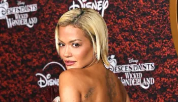 Rita Ora shkëlqen në premierën e “Descendants: Wicked Wonderland”, Taika Waititi e mbështet në tapetin e kuq