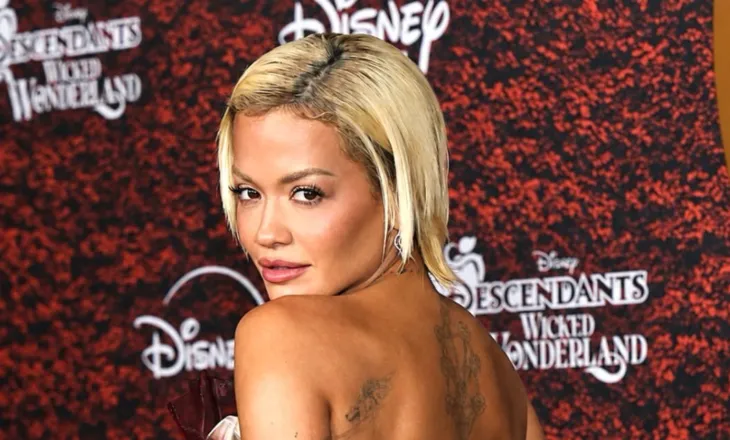 Rita Ora shkëlqen në premierën e “Descendants: Wicked Wonderland”, Taika Waititi e mbështet në tapetin e kuq