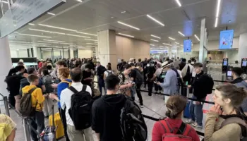 Rradhë të gjata në aeroportet e BE, mijëra pasagjerë detyrohen të presin për shkak të kontrollit