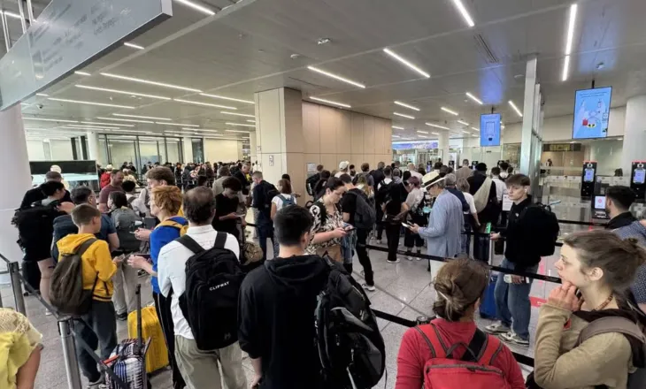 Rradhë të gjata në aeroportet e BE, mijëra pasagjerë detyrohen të presin për shkak të kontrollit