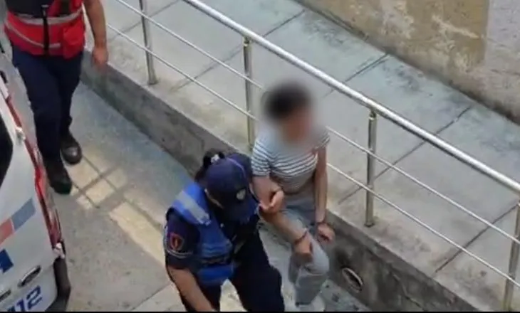 Rrahën brutalisht shoqen e tyre dhe e filmuan, dalin para gjykatës 3 vajzat në Fier