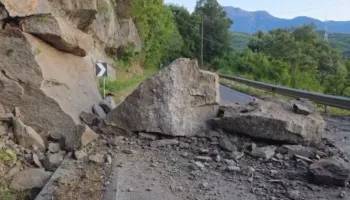 Rrëshket shkëmbi në aksin Burrel-Klos, bllokohet rruga