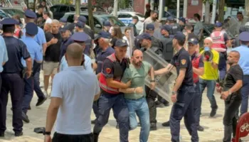 Rrethohet Kuvendi, protestuesit luftë me vezë e domate, afro 1.200 efektivë në gatishmëri