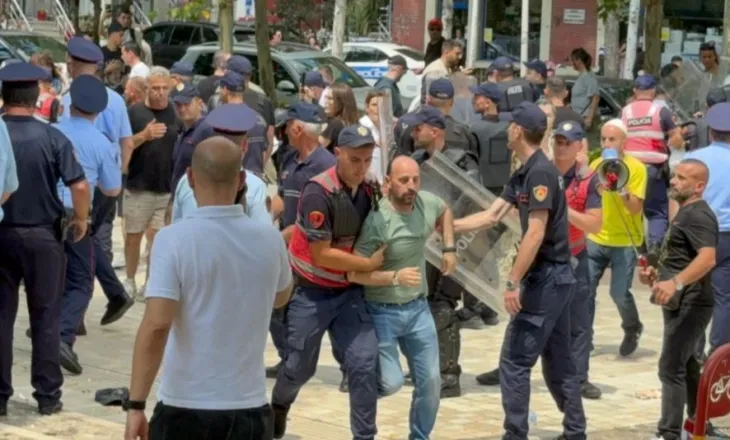 Rrethohet Kuvendi, protestuesit luftë me vezë e domate, afro 1.200 efektivë në gatishmëri