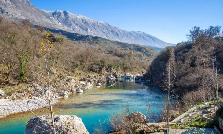 Rrezikonte mbytjen në lumin Vjosa në Këlcyrë, banori shpëton nga mbytja një turiste 10-vjeçare