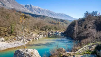 Rrezikonte mbytjen në Vjosë, banori shpëton nga mbytja një turiste 10-vjeçare