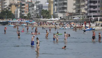 Rreziku nga dielli, ekspertët: Frekuentoni plazhin në orët kur rrezatimi nuk është i fortë