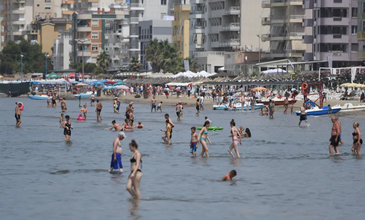 Rreziku nga dielli, ekspertët: Frekuentoni plazhin në orët kur rrezatimi nuk është i fortë