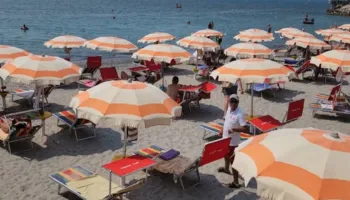 Rritet numri i pushuesve në Durrës/ Vendas dhe të huaj ‘dynden’ në bregdetin shqiptar