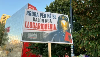 “Rruga për në BE kalon nga llogaridhënia”/ Mesazhet pikante në protestën e 37 kundër kryeministrit (FOTO)
