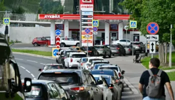 Rusët vuajnë mungesën e karburantit! Radhë të gjata dhe përplasje fizike në pikat e shitjes