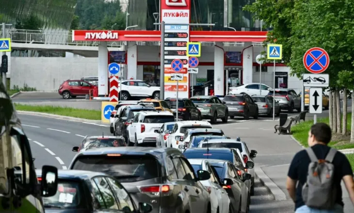 Rusët vuajnë mungesën e karburantit! Radhë të gjata dhe përplasje fizike në pikat e shitjes