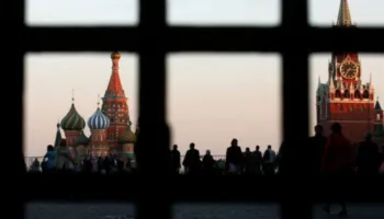 Rusia kthehet pas në kohë: Qytetarët fshehin sërish paratë “nën dyshek”