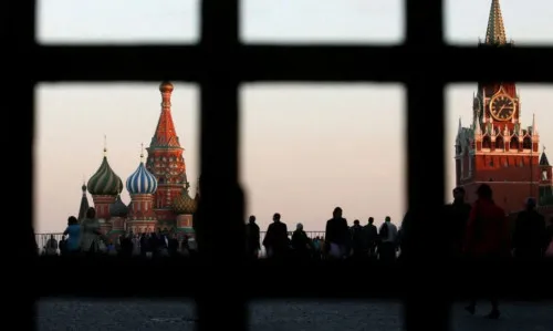 Rusia kthehet pas në kohë: Qytetarët fshehin sërish paratë “nën dyshek”