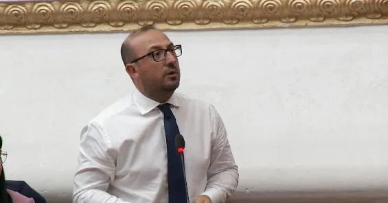 Saimir Korreshi bën debat dhe ironi me Peleshin: Rregullorja e Kuvendit si letër higjienike