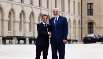 Samiti i Koalicionit të Vullnetmirëve/ Kryeministri Rama mbërrin në Paris, pritet nga presidenti Macron (VIDEO)
