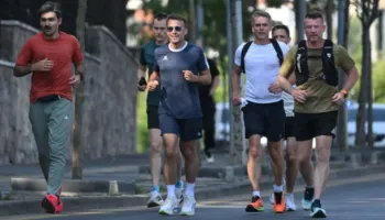 Samiti i NATO-s nuk e ndal Macronin, presidenti francez del për vrap në Ankara (VIDEO)
