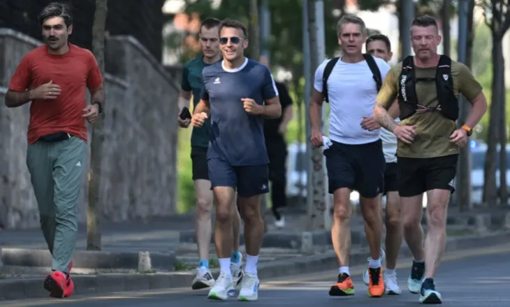 Samiti i NATO-s nuk e ndal Macronin, presidenti francez del për vrap në Ankara (VIDEO)