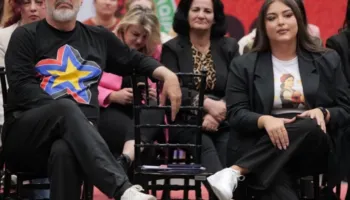 ‘Sara Mila, ushtare e sulltanit, ke të fala nga burgu Elbasanit’/ Protestuesit mesazh deputetes së krimit
