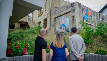 Saranda Bogujevci viziton ekspozitën “Hektar i Kohës” të artistit Din Azizi në Gjilan