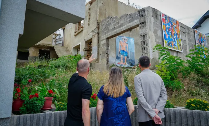 Saranda Bogujevci viziton ekspozitën “Hektar i Kohës” të artistit Din Azizi në Gjilan