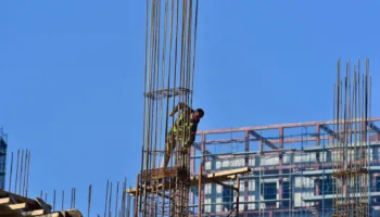 Sarandë/ Bie nga soleta e një objekti në ndërtim, 44-vjeçari dërgohet me urgjencë në Tiranë
