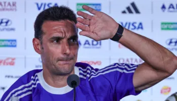 Scaloni e sheh si “luftë” ndaj Anglisë, por brenda fushës: “Nuk jam këtu për t’i hedhur benzinë zjarrit”