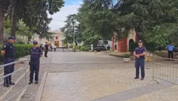 Seanca plenare, forca policie dhe gardh metalik rreth Kuvendit