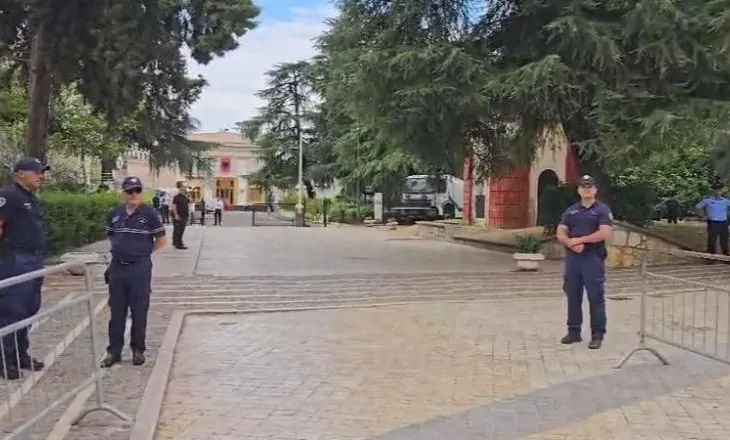 Seanca plenare, forca policie dhe gardh metalik rreth Kuvendit