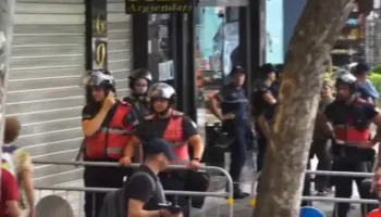 Seancë dhe protestë/ “Blindohet” Kuvendi, bllokohet rruga edhe për qytetarët para Parlamentit