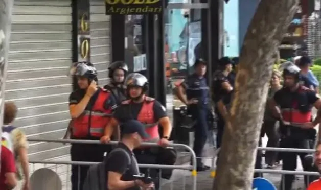 Seancë dhe protestë/ “Blindohet” Kuvendi, bllokohet rruga edhe për qytetarët para Parlamentit