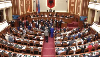 Seancë plenare, protestë para Kuvendit dhe masa sigurie, çfarë pritet të ndodhë nesër në Tiranë?