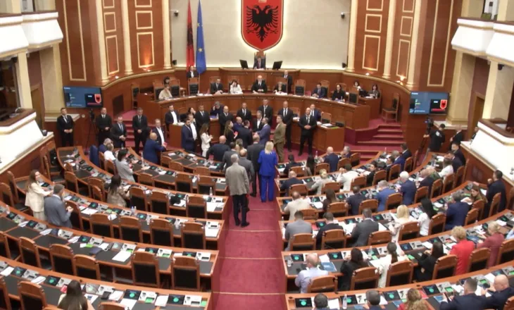 Seancë plenare, protestë para Kuvendit dhe masa sigurie, çfarë pritet të ndodhë nesër në Tiranë?
