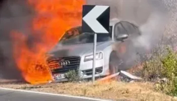 Sekondat që shmangën tragjedinë/ Audi shpërtheu në flakë, babai me tre fëmijë dalin në kohë