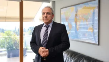 Sekretari grek për Sigurinë Kombëtare bie pre e mashtrimit, dy humoristët rusë e fusin në grackë
